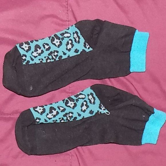 four pairs of socks will fit small to medium size feet - Picture 12 of 12